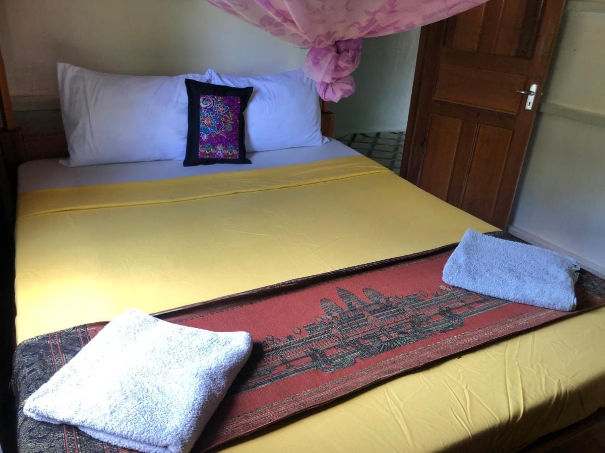 Retro Kampot Guesthouse Buitenkant foto