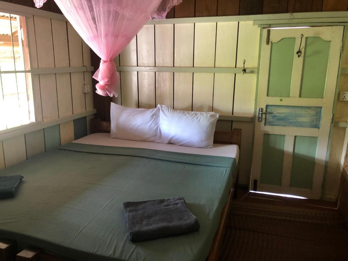 Retro Kampot Guesthouse Buitenkant foto